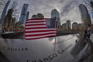 nuovo York, Stati Uniti d'America - aprile 23 2017- persone visitare terra zero foto