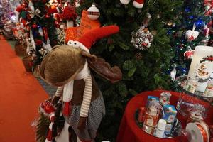 Natale albero decorazioni a strada mercato foto