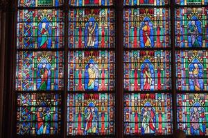 francese vecchio Chiesa cupola finestra notre dama interno bicchiere finestre foto