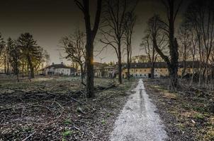 sentiero per abbandonato fabbrica foto