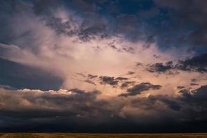 panorama di nero cielo sfondo con tempesta nuvole. tuono davanti, Maggio uso per cielo sostituzione foto