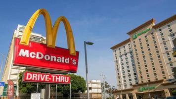 segno di mcdonald con hotel in background a los angeles, california foto