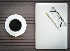 caffè tempo con laptop, caffè tazza, bicchieri foto