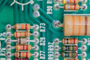 condensatori e gruppo resistore sul circuito stampato foto