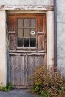 vecchio villaggio Casa con di legno porta foto