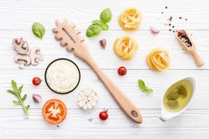 ingredienti di pasta fresca su sfondo bianco squallido foto