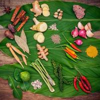 ingredienti tailandesi su foglie verdi foto
