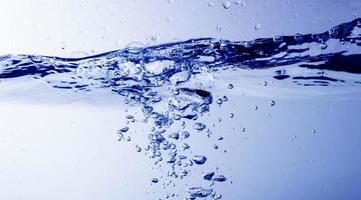 acqua e bolle su sfondo blu foto