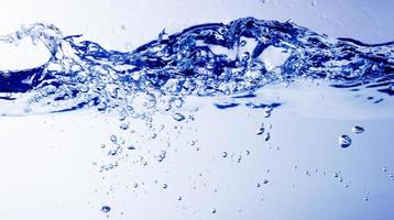 acqua e bolle su sfondo blu