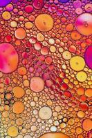 primo piano di bolle di acqua o olio sulla superficie colorata foto