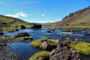 panoramico Visualizza di roccioso montagne e fiume Islanda foto