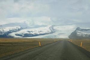 Islanda strada per il montagne foto