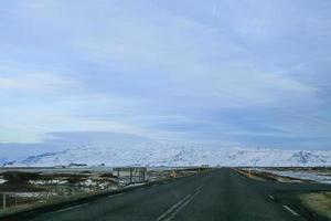 Visualizza di il montagne coperto nel neve a partire dal il strada foto