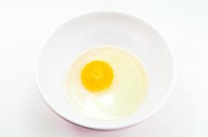 uovo tuorli crudo nel un' ciotola superiore Visualizza su bianca sfondo. foto