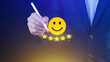 cliente Servizi migliore eccellente attività commerciale valutazione Esperienza, positivo revisione e feedback, soddisfazione sondaggio concetto. mano di un' uomo d'affari mostrare contento Sorridi viso con cinque stella. foto