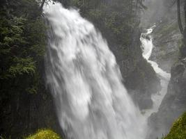 Riva foresta cascate trentino contralto adige Italia foto