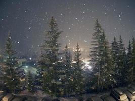 nevicando a notte nel dolomiti montagne foto