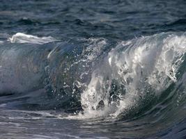 mare onda su il riva foto