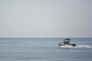 pescatore di legno barca nel mediterraneo mare foto