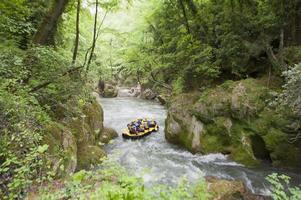 lavoro di squadra di persone rafting su un' torrente nel giallo barca foto