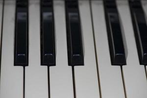 vecchio elettrico pianoforte organo tastiera foto