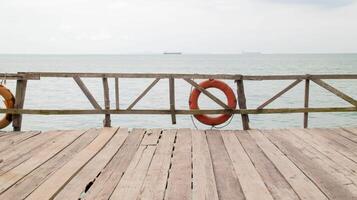 fondale di legno recinto e passerella o moli a il spiaggia. foto