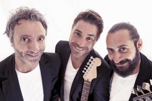 ritratto di roccia gruppo musicale trio abbracciato nel il studio foto