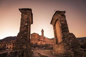 paesaggio di un' medievale villaggio visto a partire dal un antico pietra ponte foto