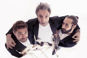 ritratto di roccia gruppo musicale trio abbracciato nel il studio foto