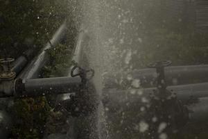 tubatura incidente. acqua versa a partire dal bene. strappato valvola. foto