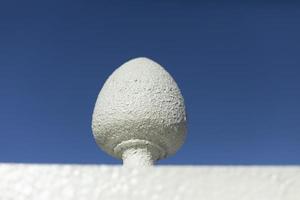 architettonico elemento uovo. recinto dettaglio. bianca sfera contro cielo. foto