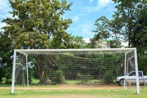 calcio cancelli e calcio i campi nel il campagna con bellissimo blu cieli su un' soleggiato e caldo pomeriggio e vuoto. foto