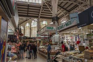 valencia, Spagna - Maggio 3 2022 - il storico mercato pieno di i clienti foto