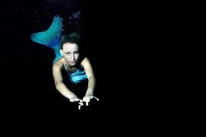 bionda bellissimo sirena tuffatore subacqueo foto