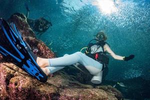 bellissimo tuffatore nel pesce e coralli scogliera sfondo foto