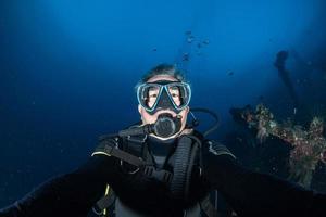 autorespiratore tuffatore sorridente subacqueo autoscatto ritratto nel il oceano foto