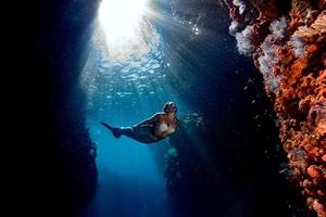 sirena nuoto subacqueo nel il in profondità blu mare foto