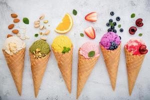 frutta e noci con gelato foto