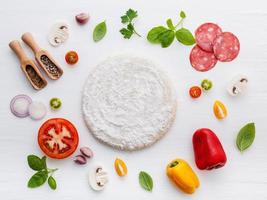 ingredienti per pizza piatti laici foto