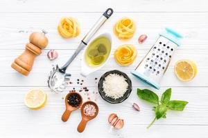 ingredienti del pesto su legno bianco foto