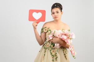 asiatico bellissimo sposa sorridente e in posa con cuore cartello su bianca sfondo foto