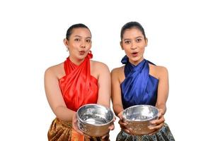 ritratto Due donna nel Songkran Festival con acqua ciotola foto