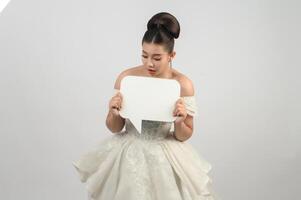 giovane asiatico bellissimo sposa posa con modello bandiera nel mano foto