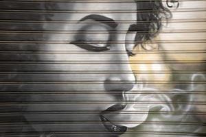 fumo ragazza graffiti nel valencia Spagna strada arte foto