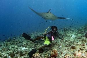 autorespiratore tuffatore e manta nel il blu oceano sfondo ritratto foto