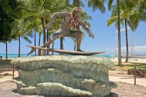 surfer statua dettaglio nel Hawaii foto