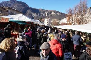 trento, Italia - dicembre 9, 2017 - persone a tradizionale Natale mercato foto