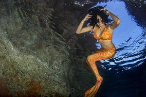 arancia coda sirena nuoto subacqueo nel il in profondità blu mare foto