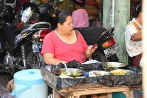 Ubud, Indonesia - agosto 18, 2016 - Locale bali isola persone vendita e acquisto a cittadina mercato foto