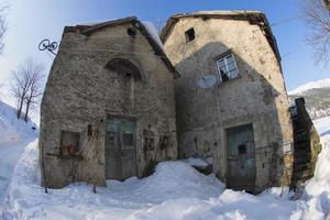 vecchio pietra Casa nel neve inverno tempo foto